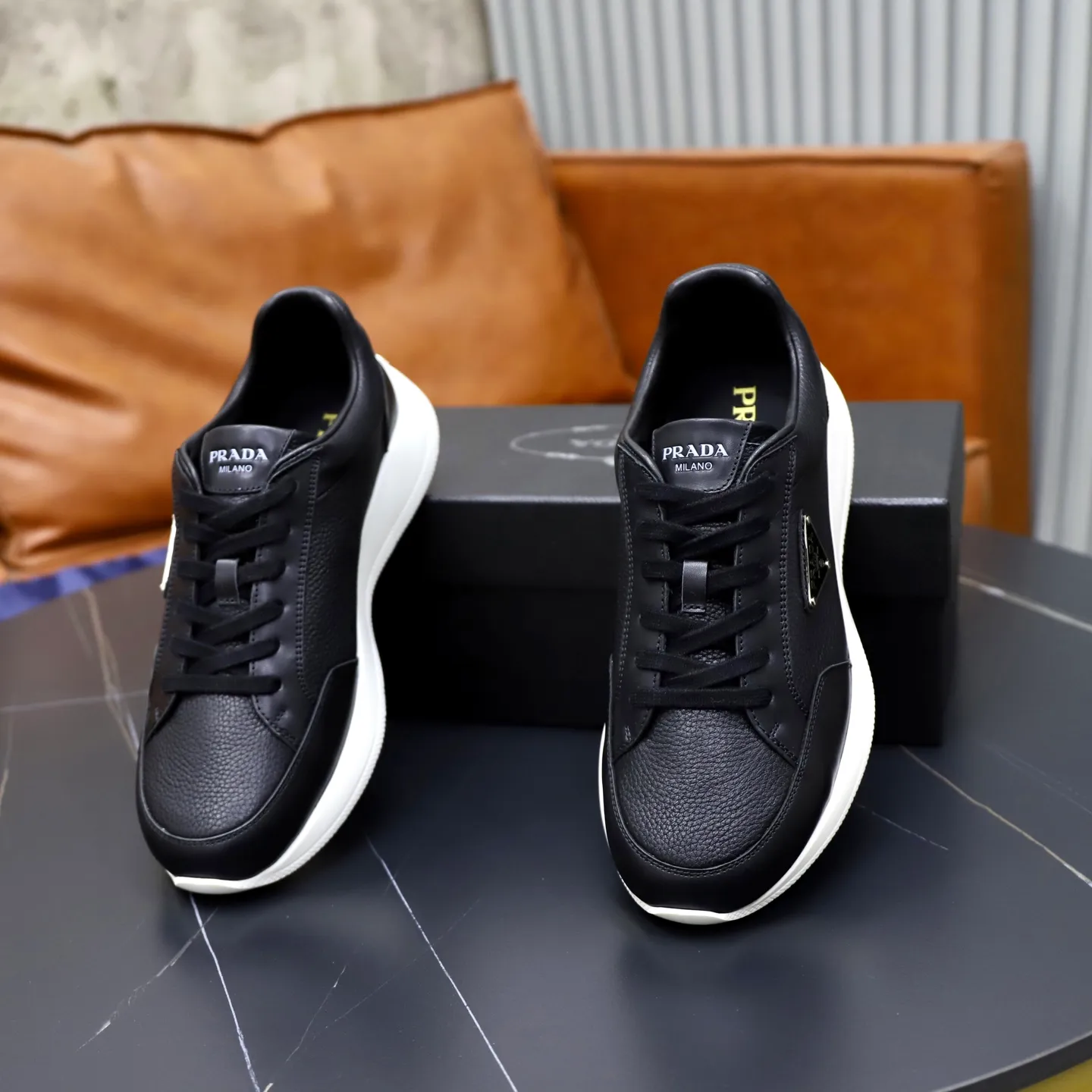 Factory price: 740💰Top original order Brand: PRADA (Prada) Standard code: Men's size 38/44 (45 can be customized) Grade: Same as the official website Material: Original cowhide stitching imported cowhide lining Original combination two-color wear-resistant soft outsole Style category: Leisure and sports version Young fashion European and American trend British style Color: Real picture color